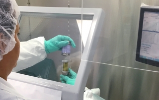 femme médecin nucléaire préparant les doses pour le diagnostic derrière un écran